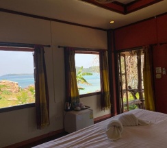 Двухместное бунгало с видом на море двуспальная кровать в Kinnaree Resort Koh Kood