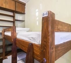 Кровать в общем номере в Kamuning Hostel