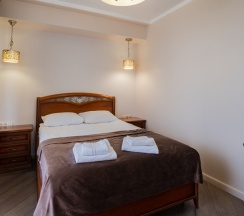 Двухместный полулюкс (Главный корпус) с 2 комнатами с балконом двуспальная кровать в Литфонд