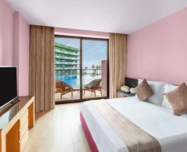 Двухместный номер Premium с видом на бассейн двуспальная кровать в Voco Monaco Dubai