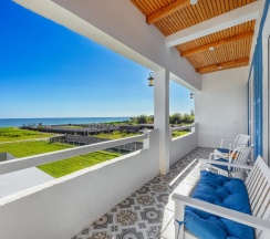 Люкс с 2 комнатами с балконом и с красивым видом из окна в Villa Blanca