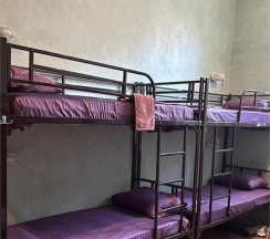 Нижняя кровать в 10-местном мужском номере (общие удобства) №2 в У путепровода