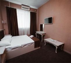 Двухместный номер с двуспальной кроватью и дополнительной кроватью в Кураж