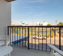Четырёхместный номер Standard с балконом в Best Western Plus Ocean City