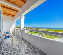 Люкс с 2 комнатами с балконом и с красивым видом из окна в Villa Blanca
