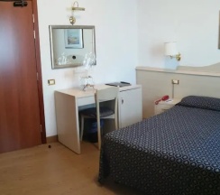 Четырёхместный номер Standard с балконом двуспальная кровать в Hotel Caravelle & Minicaravelle