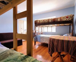 Кровать в общем номере с красивым видом из окна в Inka City Hostel