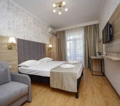 Трёхместный номер Comfort с балконом и с видом на парк в Прометей 3