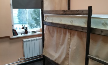 Кровать в общем номере с красивым видом из окна в Хостел