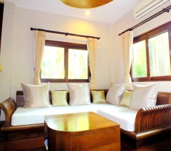 Вилла с балконом и с видом на воду в Bura Resort, Chiang Rai