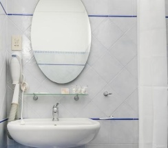 Трёхместный номер Standard с балконом и с видом на море односпальная кровать в Hotel Pupetto