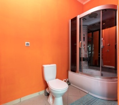 Трёхместный полулюкс с красивым видом из окна в Уют