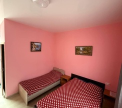 Комната стандарт с 2 односпальными и 1 двуспальной кроватью №2 в Алешкина мечта