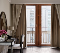 Номер люкс Премьер с 1 двуспальной кроватью в Four Seasons Hotel Moscow