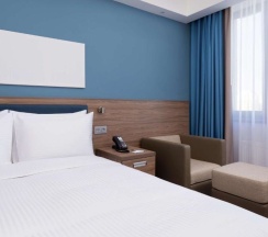 Двухместный номер двуспальная кровать в Hampton by Hilton Astana Triumphal Arch