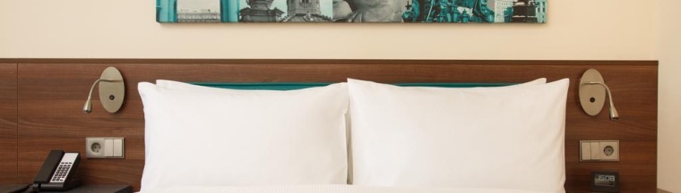 Номер улучшенный семейный с 1 двуспальной кроватью в Hampton by Hilton