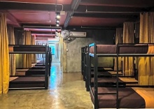 Кровать в общем номере с балконом в NapPark Hostel