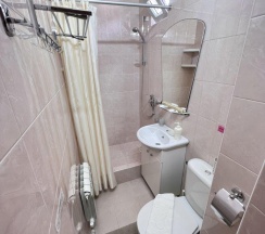 Двухместный семейный полулюкс с балконом и с видом на внутренний двор двуспальная кровать в Нартон