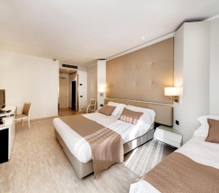 Четырёхместный номер Classic в Mediterraneo Palace Hotel