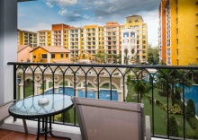 Семейный люкс с балконом в The Symphony Suites Pattaya