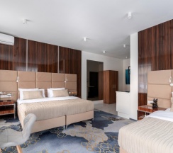 Апартаменты для 5 гостей в V Hotel&Rooftop lounge