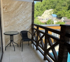 Двухместный номер Superior с балконом и с красивым видом из окна двуспальная кровать в Golden House Hotel