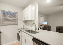 Апартаменты в Modern 1BR Near UT Hyde Park Evonify