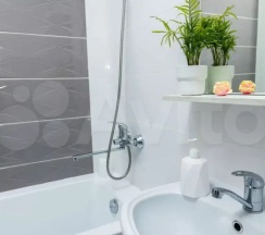 Двухместные апартаменты c 1 комнатой с балконом (двуспальная кровать) в Квартира однокомнатная для 5-х гостей на улице Краснодонская в 5-ти минутах от Площади им. Кирова