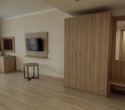 FAMILY JUNIOR SUITE с боковым видом на море и бассейн в Эмеральдика