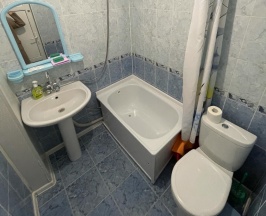 Трехместный номер с двуспальной и односпальной кроватями в Санар