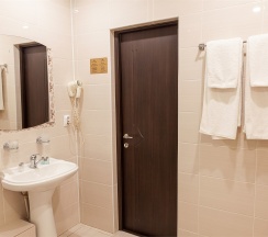 Двухкомнатный люкс с двуспальной кроватью в Рем Отель