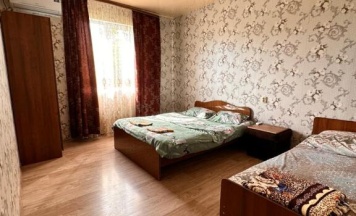 Трёхместный номер Economy с балконом и с красивым видом из окна в Виктория