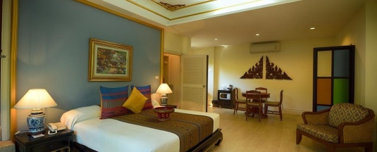 Номер Gold Antique Extra-Bedroom с видом на бассейн в Rabbit Resort Pattaya