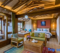 Люкс с балконом и с видом на горы в Manty House