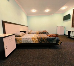 Номер комфорт улучшенный с 1 односпальной и 1 двуспальной кроватью в Гравитация