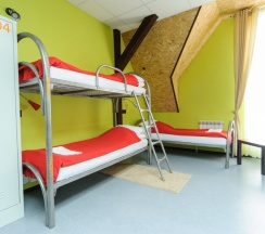 Кровать в общем номере с красивым видом из окна в HostelCity 57