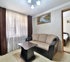 Семейный двухкомнатный номер с балконом в Черномор