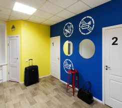 Кровать в 8-местном общем женском номере в Maxi House