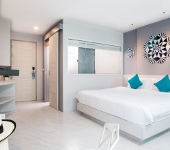Двухместный номер Deluxe с балконом двуспальная кровать в The Crib Patong