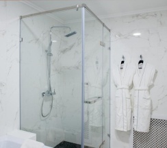 Двухместный люкс с балконом и с красивым видом из окна двуспальная кровать в The One Hotel Astana