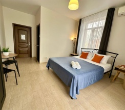 Двухместный люкс с балконом и с красивым видом из окна двуспальная кровать в Людмила