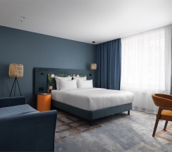 Номер Classic Superior Village c двуспальной кроватью и диваном в Arthurs SPA Hotel by Mercure