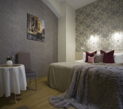 Люкс | Балерина (2+1) с высокой кроватью (180 см)  и односпальным диванчиком в Veneta rooms guesthouse