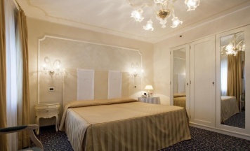 Двухместный номер Classic с видом на канал двуспальная кровать в Hotel Principe
