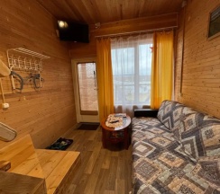 Шестиместные апартаменты с балконом и с красивым видом из окна в Villa Natella