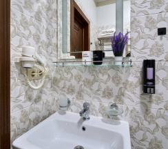 Студия Панорамная улучшенная с балконом, мини кухней и видом на город и море в Амбассадор