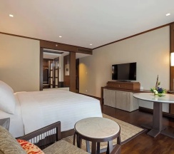 Двухместный номер с балконом и с видом на бассейн двуспальная кровать в Phuket Marriott Resort And Spa, Nai Yang Beach