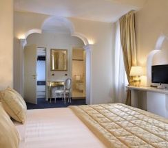 Двухместный номер Deluxe с видом на канал двуспальная кровать в Hotel Principe