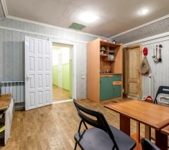 Кровать в общем номере с красивым видом из окна в Атлантида