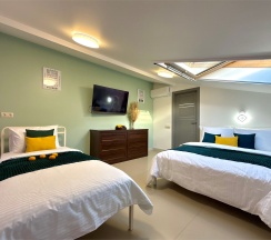 Апартаменты №12 "Семейные" на мансардном этаже в Саквояж